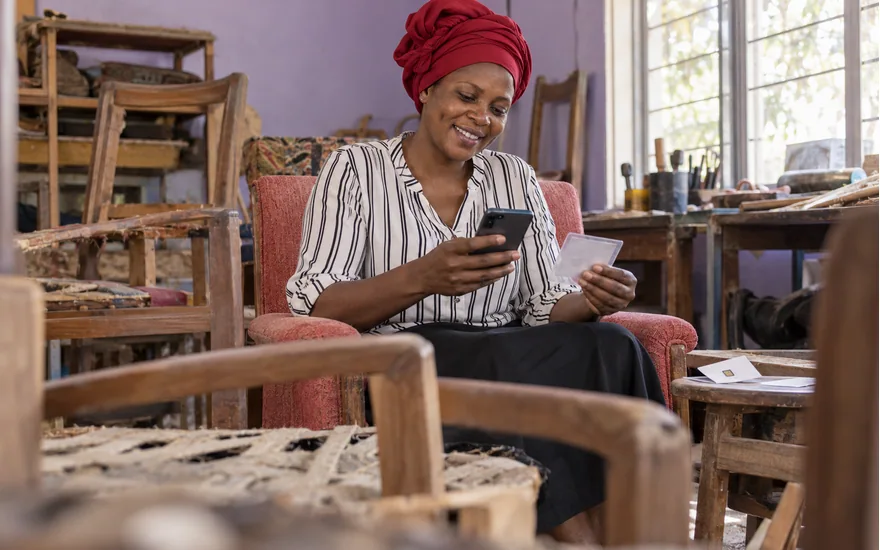Jinsi ya kujiunga na Wasafi Bet ikielezwa kwa picha ya mtu mzima mwenye simu na bahasha binafsi ya kitambulisho